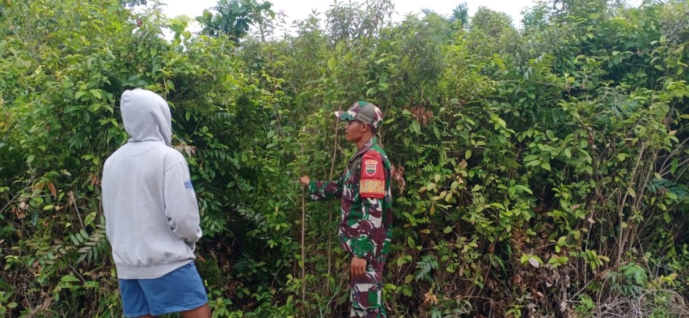 Wujud Kepedulian TNI, Babinsa Ajak Warga Teluk Belitung Jaga Toleransi dan Semangat Gotong Royong