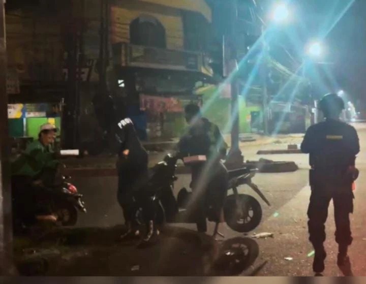 Ramadhan yang Menghangatkan: Brimob Sumut Berbagi Sahur untuk Warga di Bawah Underpass Medan