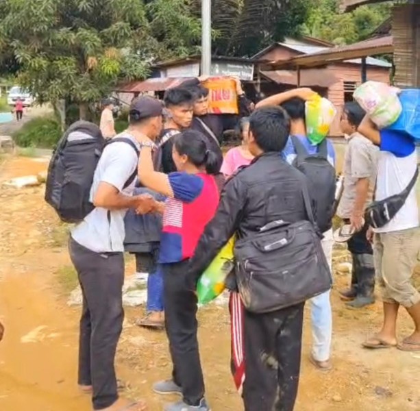 Ibu Bhayangkari Penunjuk Arah Helikopter: Kisah Perjuangan Menembus Desa Terisolir di Tapanuli Tengah