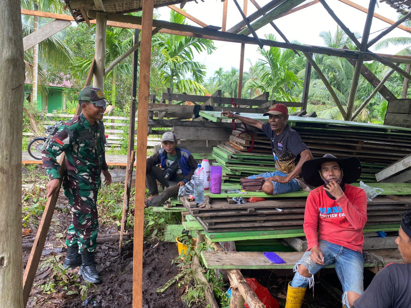 Babinsa Koramil 06/Merbau Bangkitkan Semangat Pancasila di Kampung Pancasila