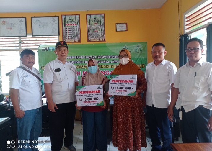Dua Warga Desa Mantingan Terima Bantuan TJSL Dari Perhutani
