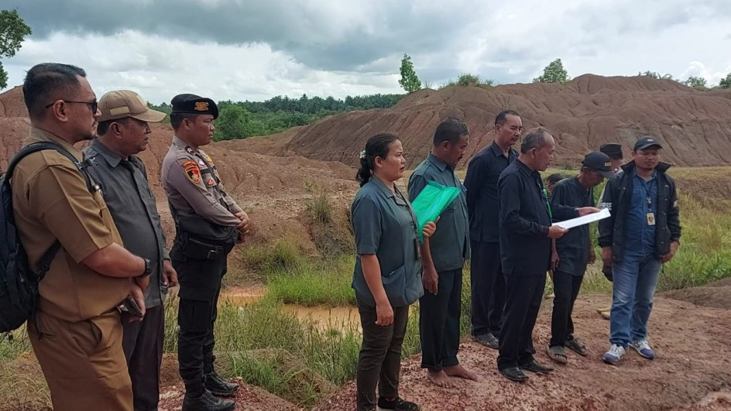 Eksekusi,  Pengadilan Negeri Kelas IA Dumai Menyerahkan Sebidang Tanah Kepada Penggugat Selaku Ahli Waris Ahmad Nur