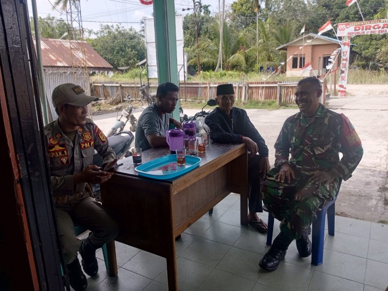 Silaturahmi Babinsa di Kantor Lurah Teluk Belitung Perkuat Hubungan Aparat Kewilayahan