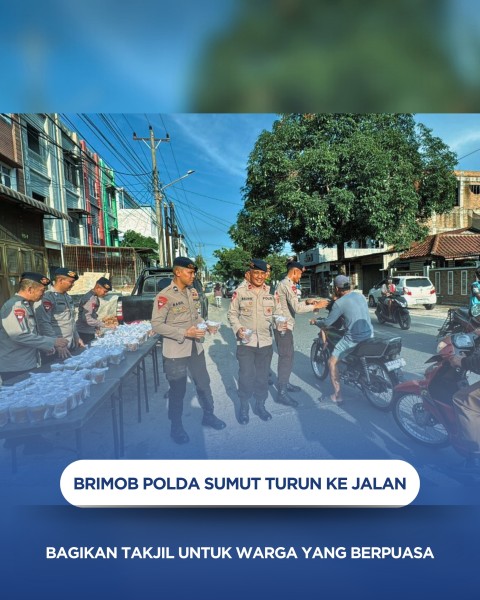 Brimob Polda Sumut Turun ke Jalan, Bagikan Takjil untuk Warga yang Berpuasa