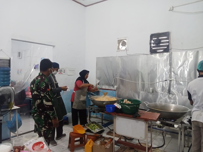 Babinsa Pastikan Program Makan Bergizi Berjalan Aman dan Tepat Sasaran