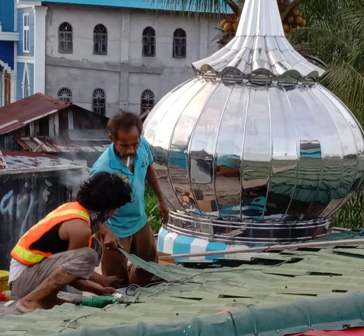 Remaja Dan Pengurus Mesjid Raudhatul Jannah Gotong Royong Sambut Bulan Suci Ramadhan