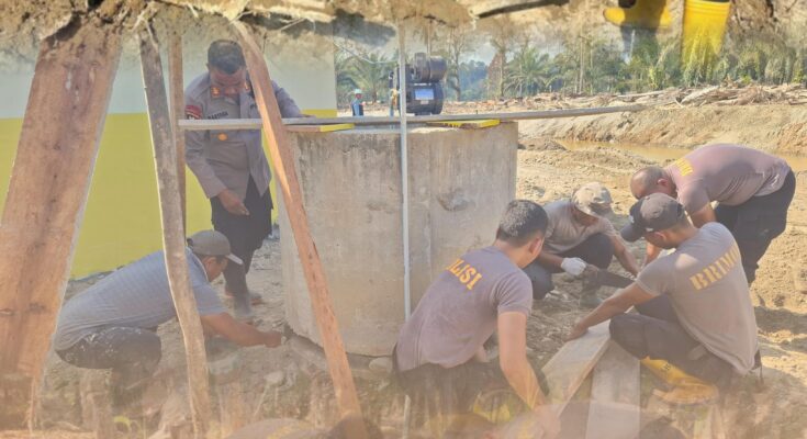 Menguatkan dari Puing Bencana, Brimob Sumut Gotong Royong Pulihkan Rumah Warga dan Fasilitas Ibadah di Batang Toru