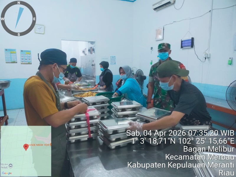 Babinsa Tinjau Langsung Pembagian Makan Sehat untuk Siswa dan Guru di Merbau