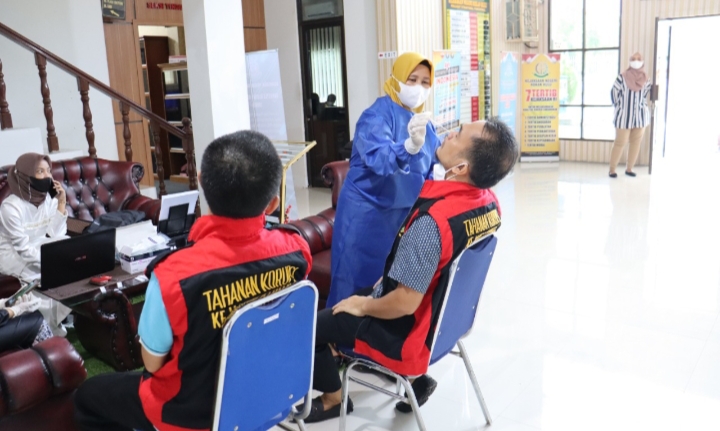 Periksa Kesehatan, Kejari Rohul Swab Antigen 7 Tersangka Perkara Tipikor