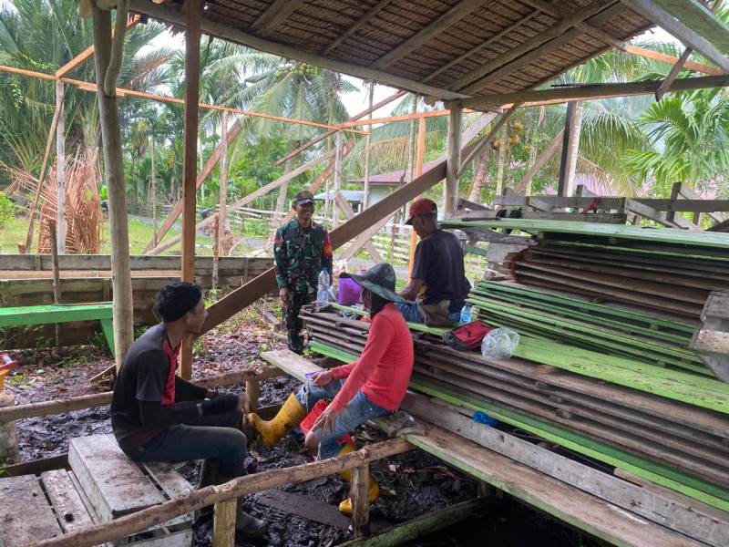 Babinsa Koramil 06/Merbau Tumbuhkan Nilai Pancasila melalui Komsos dengan Masyarakat