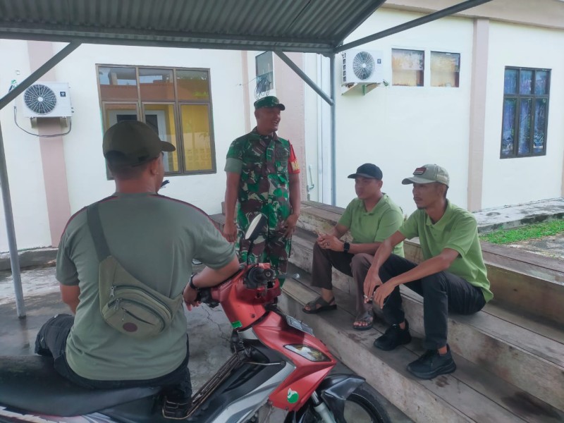 Babinsa Ajak Warga Jaga Kebersihan sebagai Wujud Cinta Tanah Air