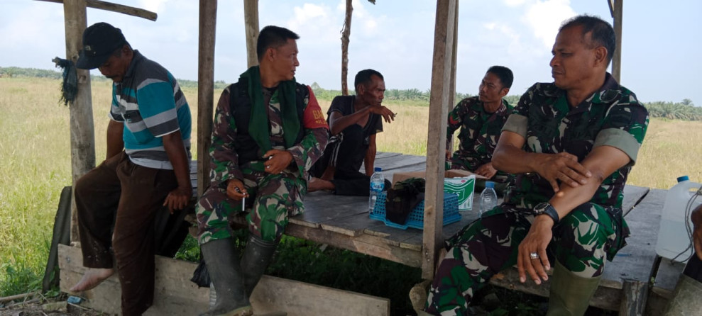 Babinsa Sungai Sembilan Melaksanakan Giat Komsos dan Bersilaturahmi