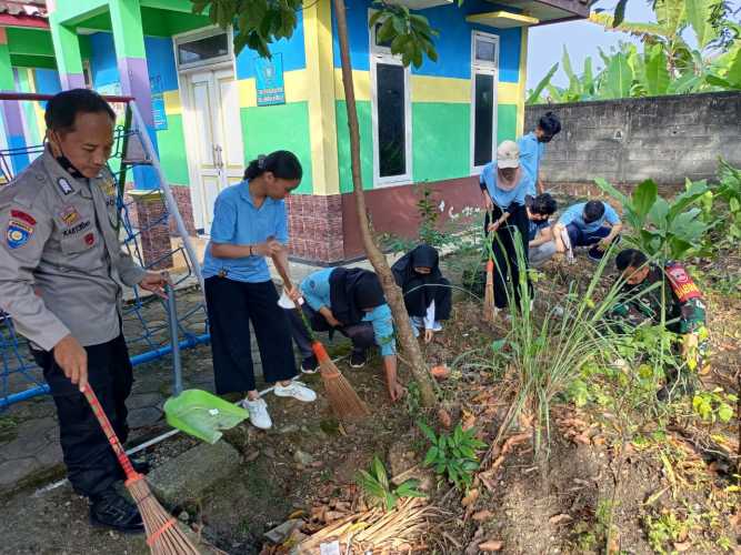 TNI Polri Di Blora Bersama Warga Membersihkan Lingkungan Antisipasi Demam Berdarah Dimusim Hujan