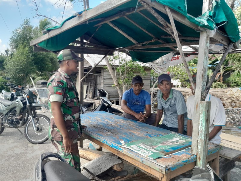 Tingkatkan Semangat Gotong Royong, Babinsa Koramil 06/Merbau Sambangi Warga Teluk Belitung lewat Komsos