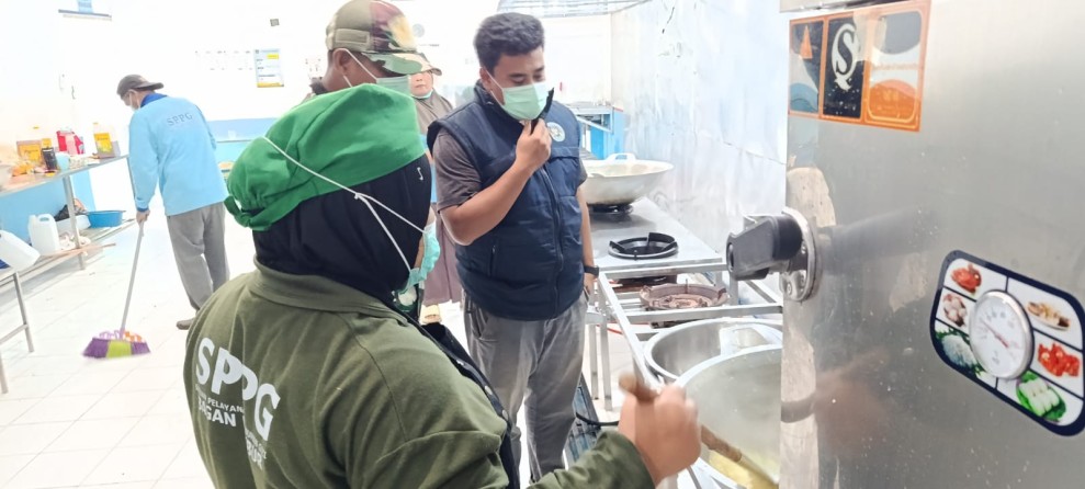 Distribusi Makan Bergizi di Kecamatan Merbau Berlangsung Tertib, Babinsa Lakukan Pengawasan Langsung
