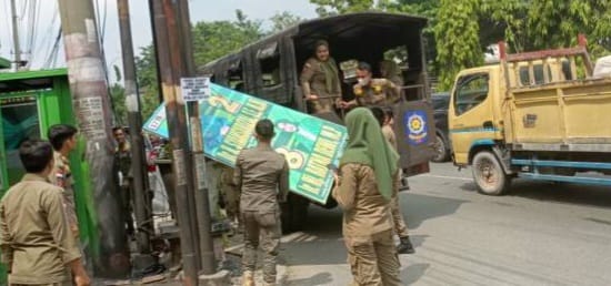 PJ Walikota Pekanbaru Muflihun Tanggalkan Spanduk Baleho Caleg Yang Menempel Di Pohon