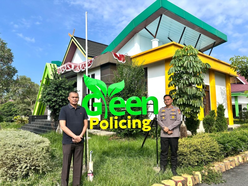 Dukung Program Green Policing, Polsek Bonai Darussalam Pasang Neon Box dan Tanam Pohon Bersama Warga Desa Sontang