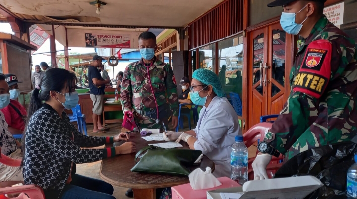 Serbuan Vaksinasi Covid-19 Door To Door Di Perbatasan RI-PNG Oleh Satgas Yonif 410/Alugoro