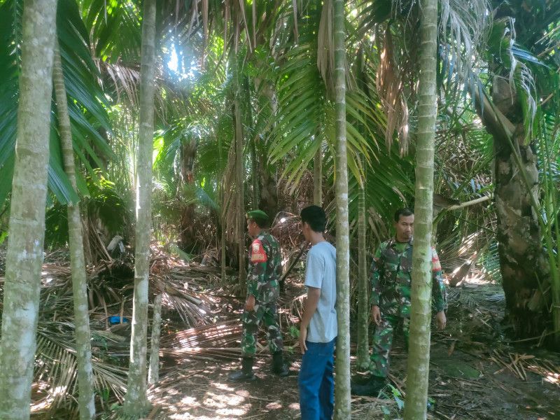 Patroli Rutin Babinsa Koramil 06/Merbau Tekan Risiko Kebakaran Hutan