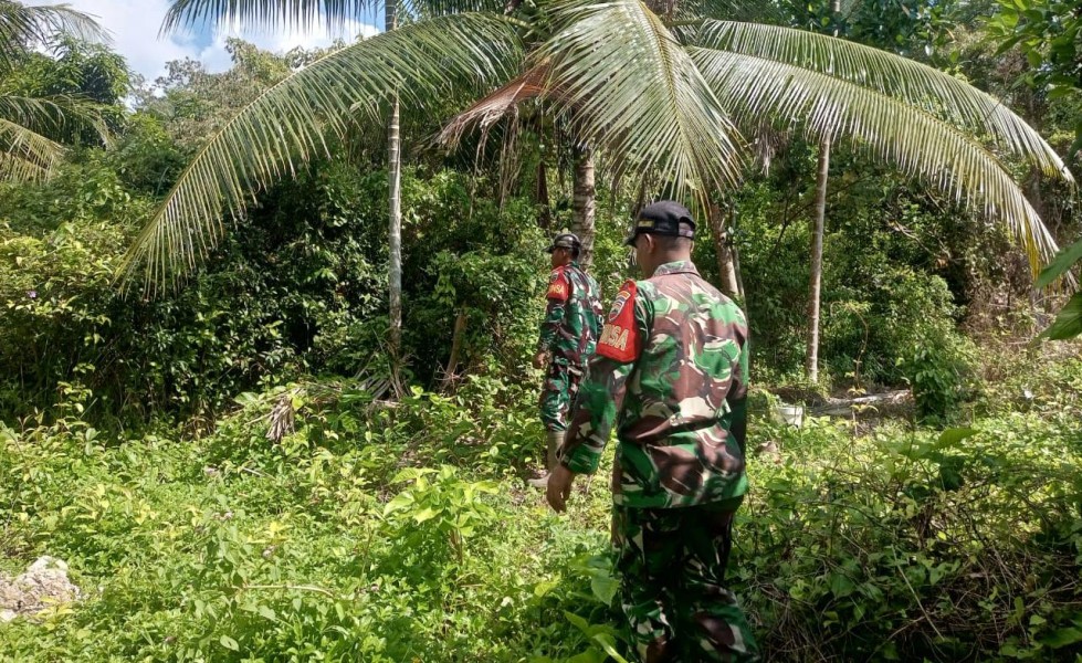 Patroli Rutin Babinsa Koramil 06/Merbau Demi Cegah Karhutla di Mekar Sari