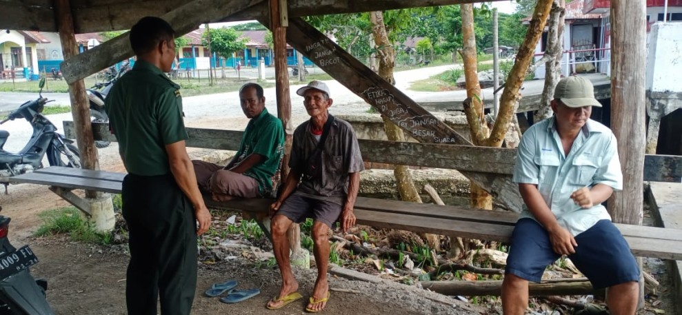 Pentingnya Menjaga Persatuan, Babinsa Kodim 0303/Bengkalis Gelar Komsos di Kampung Pancasila