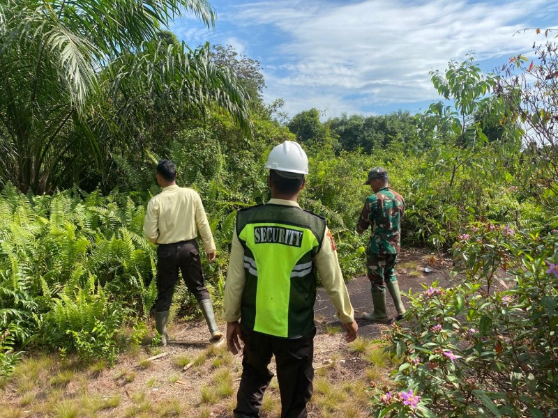 Babinsa Bersinergi dengan Warga Mengkirau untuk Pencegahan Karhutla