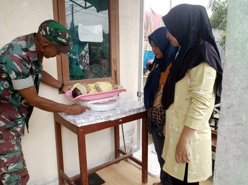 Sertu Nono Melayani Masyarakat Yang Dayang ke Posyandu