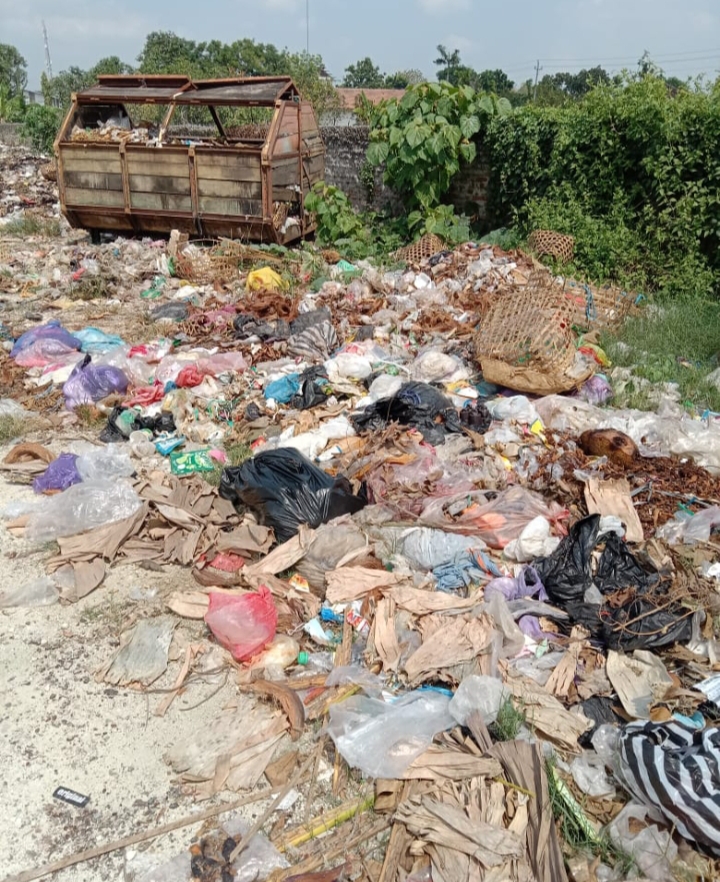 Sampah Menumpuk Dan Berserakan, Pedagang Pasar Kayen : Kami Sudah Lapor Tapi Tidak Ada Tindakan