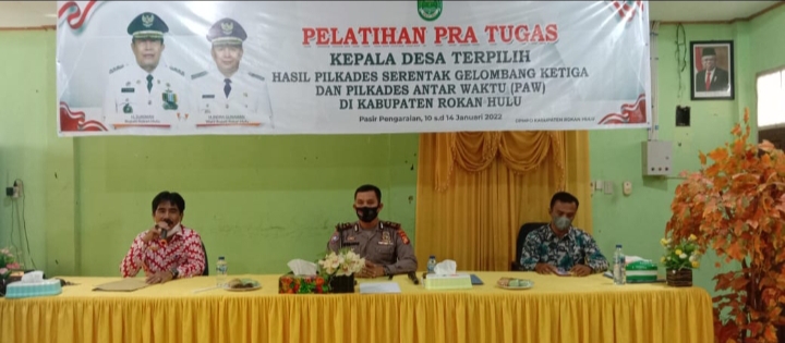 AKP Hermawan, Kasat Binmas Mewakili Kapolres Rohul Jadi Nara Sumber Pelatihan Pra Tugas Kepala Desa Terpilih