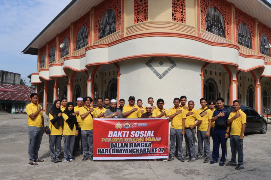 HUT Bhayangkara Ke 77, Wakapolres Kompol Erol Pimpin Baksos Rumah Ibadah Polres Rohul
