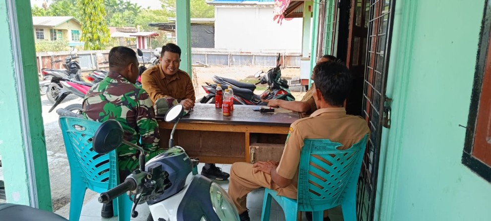 Kampung Pancasila Jadi Pusat Kebersamaan, Babinsa Koramil 06/Merbau Gencarkan Komsos dengan Warga