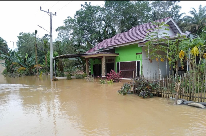 Desa Tanjung Paku Kecamatan Merlung Kabupaten Tanjab Barat Jambi Kebanjiran 