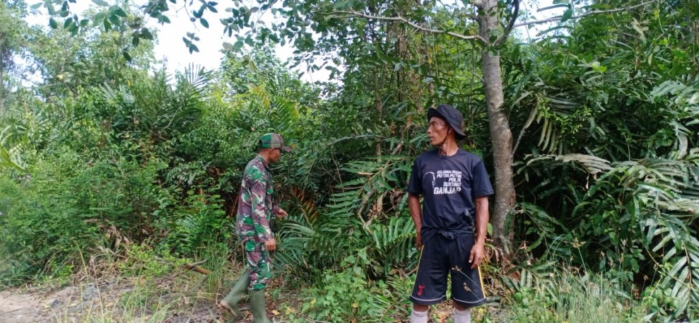 Cegah Kabut Asap, Babinsa Desa Lukit Gencarkan Edukasi ke Warga