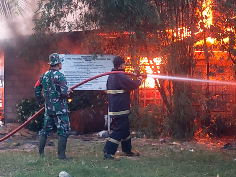 Kebakaran di Dumai Timur, Babinsa Koramil 01 Sigap Membantu