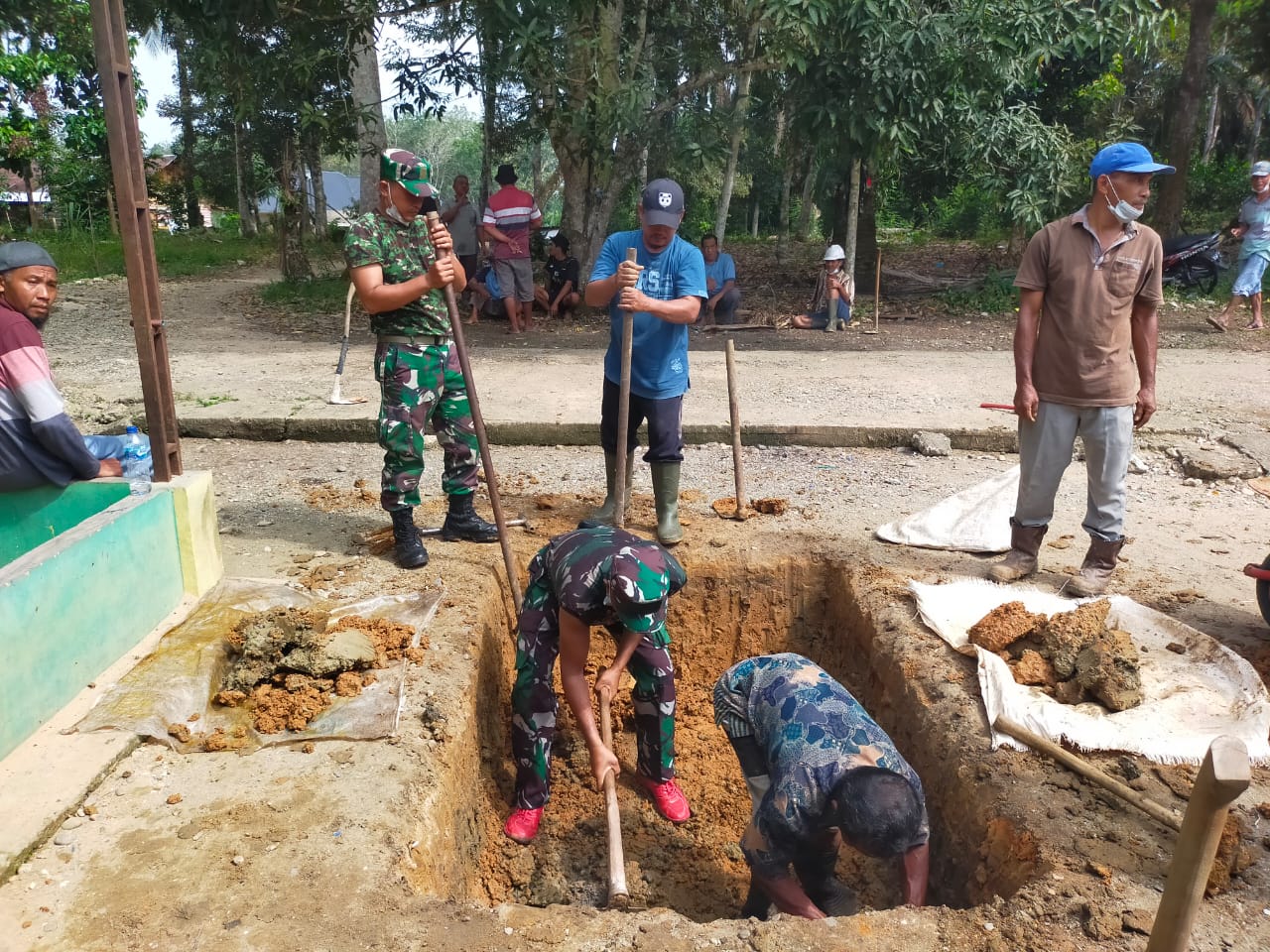 Koramil 08/Tandun Bersama Warga Laksanakan Giat Kerja Bakti di Rumah Tahfiz Al Ihsan Desa Puo Raya
