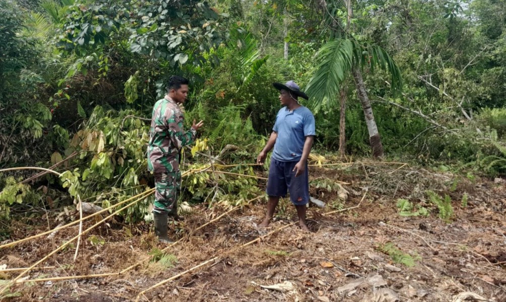 Edukasi Larangan Membakar Lahan, Babinsa Turun Langsung ke Desa Bandul