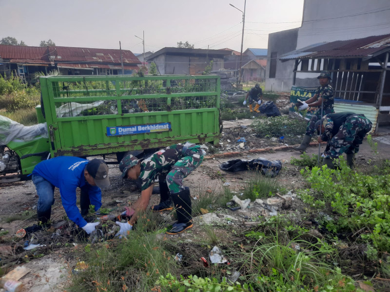 Sambut HUT ke-74 Kodam I/BB, Kodim 0320/Dumai Laksanakan Gotong Royong di Pasar Kelapa