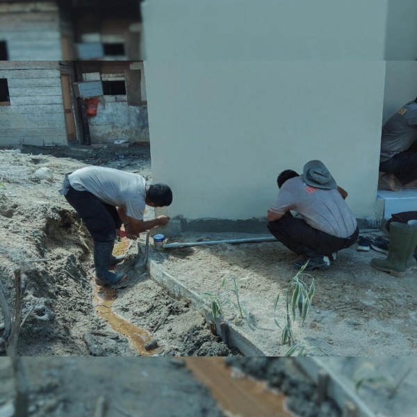 Brimob Polda Sumut dan Warga Satukan Tenaga Wujudkan MCK Layak bagi Korban Banjir Tolang Julu