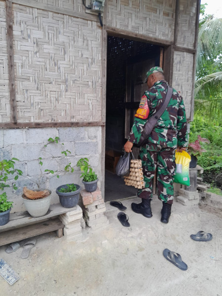 Penyerahan Bantuan Oleh Serma Fahrizal Purba Dalam Rangka Babinsa Masuk Dapur
