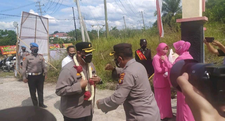 AKBP Taufiq Lukman Nurhidayat, Kalungkan Bunga Pada Kapolres Rohul AKBP Eko Wimpiyanto Harjito