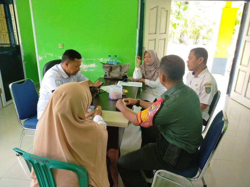 Sinergitas Babinsa Serda Iwan Sahputra dan Pejabat Kelurahan