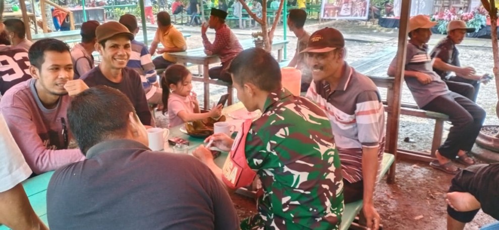 Babinsa Ajak Warga Kampung Pancasila Jaga Kebersihan dan Kerukunan