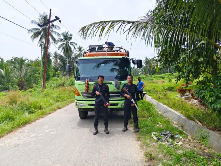 Dikawal Brimob Bersenjata Lengkap, Alat Berat Tambang Emas Ilegal Tapsel–Madina Dievakuasi ke Batalyon C Sipirok