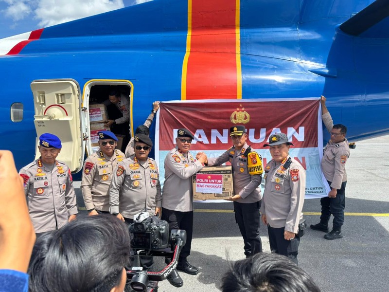 Kapolri Serahkan Bantuan 3,5 Ton kepada Korban Bencana di Taput