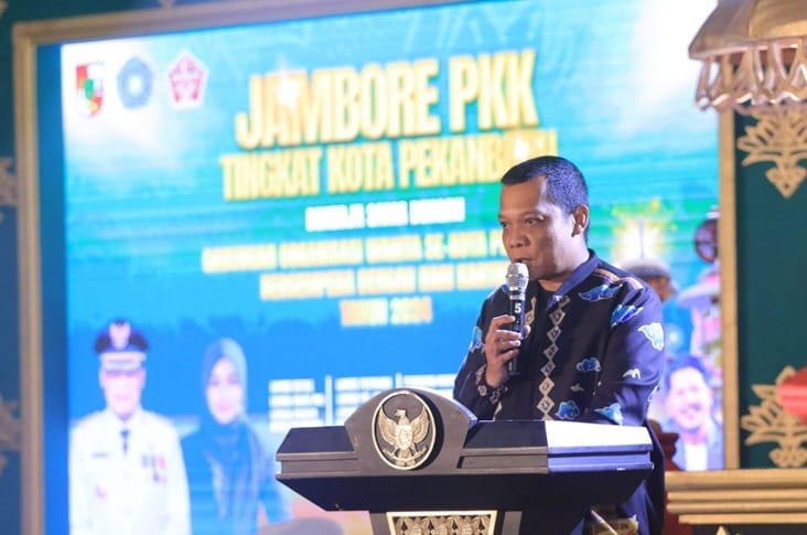 Pj Wali Kota Muflihun Serahkan Penghargaan Juara Umum Jambore PKK 2024