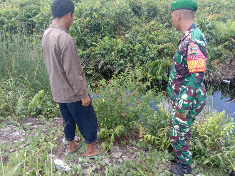 Patroli Guna Memastikan Wilayahnya Bebas Karhutla Dilakukan Babinsa Serda Priyo Sudarmo