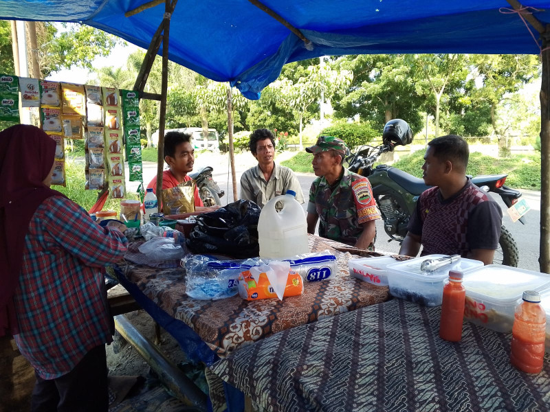 Babinsa Koramil 01 Laksanakan Komsos Dengan Pedagang dan Masyarakat