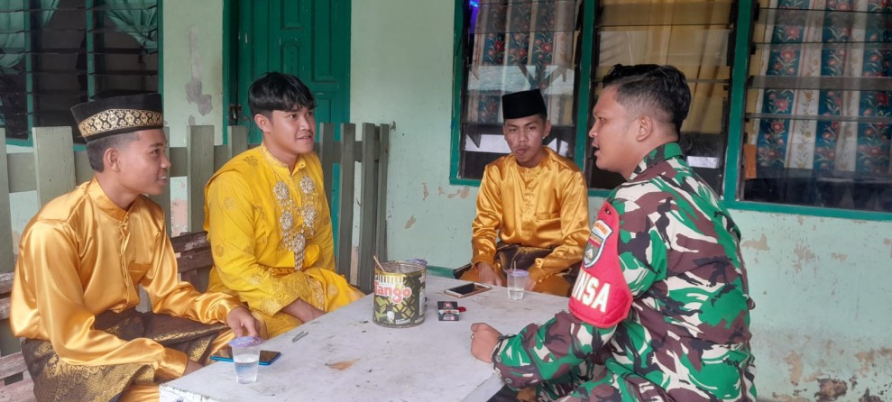 Sentuhan Babinsa di Kampung Pancasila Perkuat Silaturahmi dan Semangat Gotong Royong Masyarakat Teluk Belitung