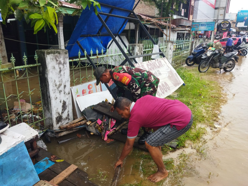Bersama Masyarakat, Sertu Abu Kosim Bersihkan Gorong-gorong