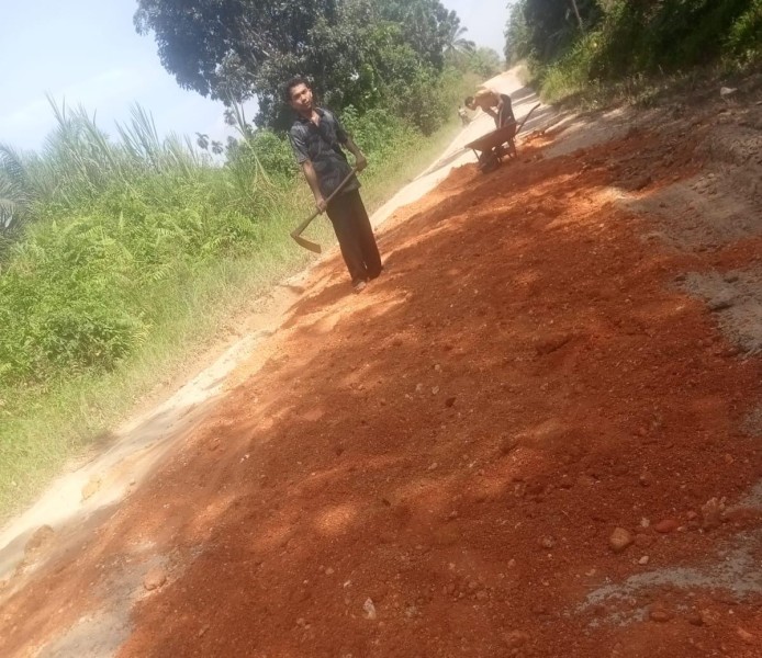 Laskar RMRB PAC Rambah Samo Gotong Royong Perbaiki Jalan Alternatif di Desa Rambah Baru